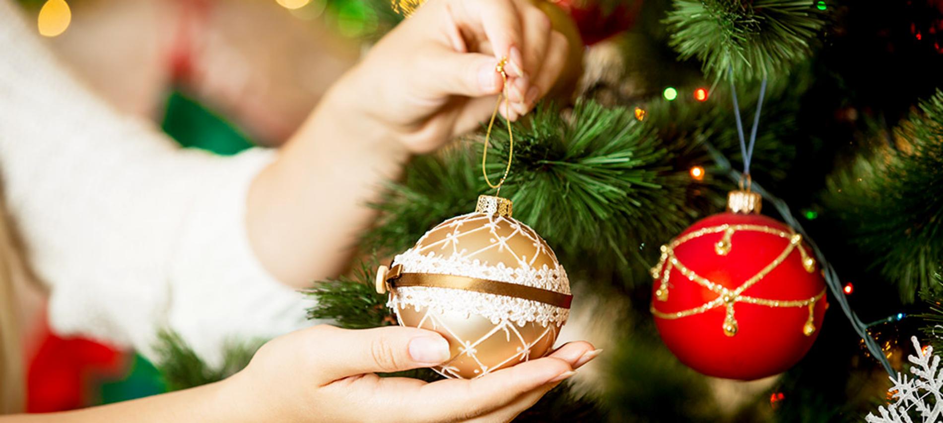 ¡Decora el árbol de Navidad con tus hijos!